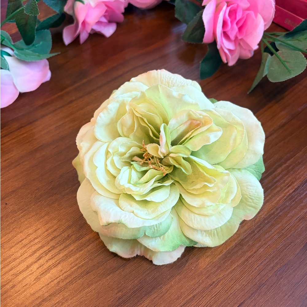 Vintage Belle Blossoms Pin-up Chic Floral Hair Clip in Soft Green